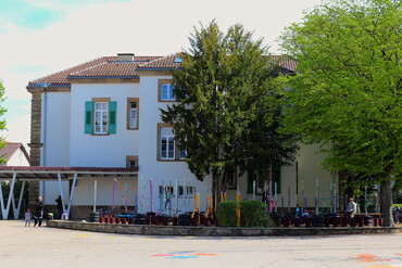 Grundschulgebäude "Sandstein" mit Spielplatz