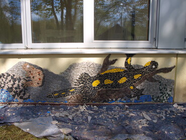 Passend zum Schulgarten hat die Mosaikgruppe verschiedene Tiere entworfen und aus zerschlagenen Bodenfliesen an die Hauswand angebracht